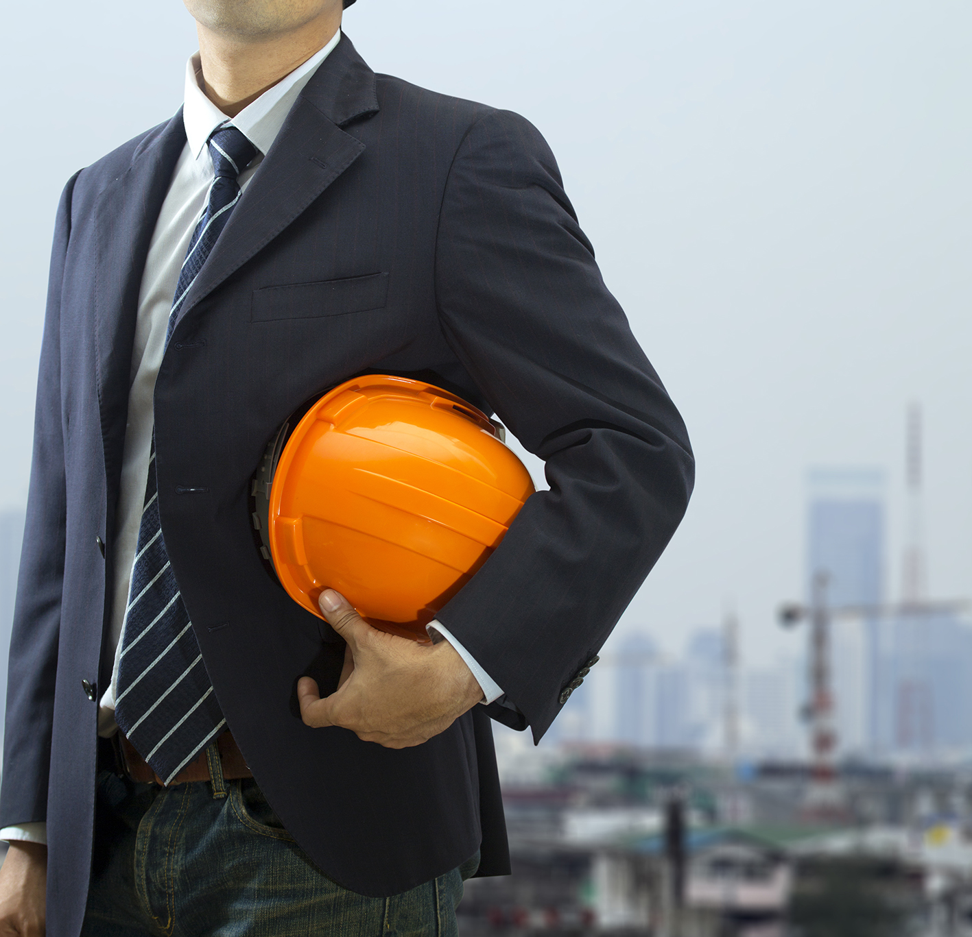 arquitecto con casco